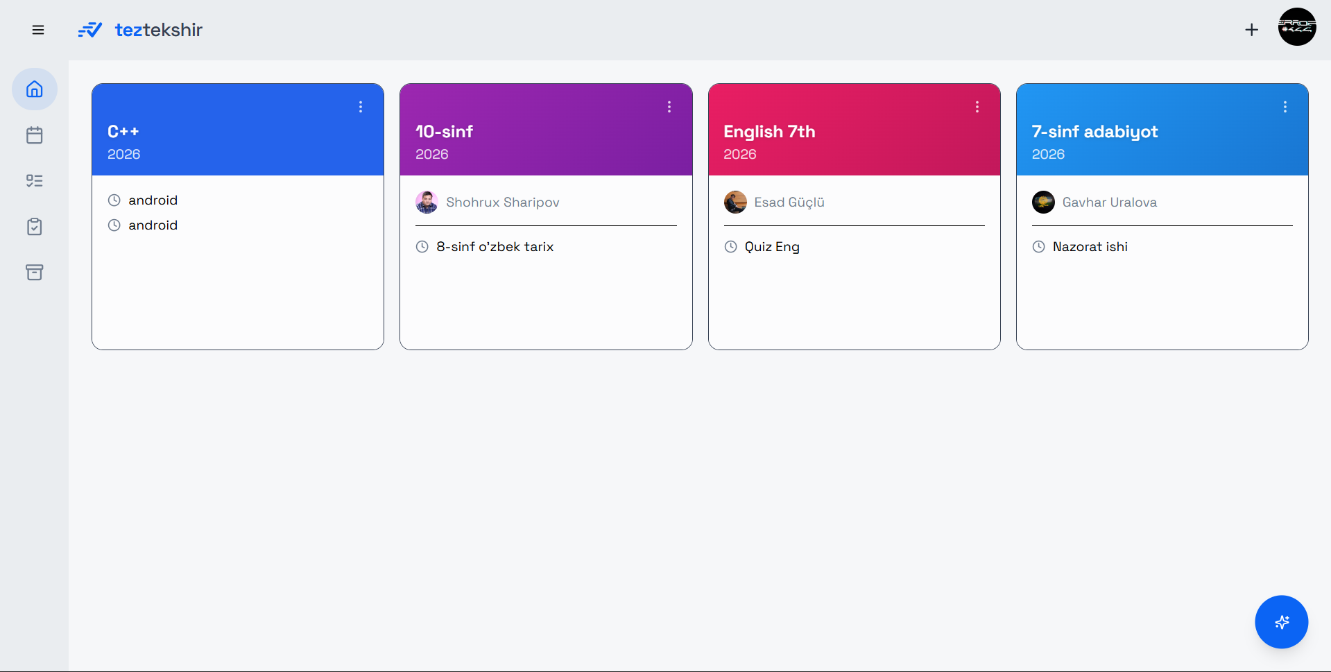 Turli fanlar uchun rangli sinf kartalari ko'rsatilgan panel